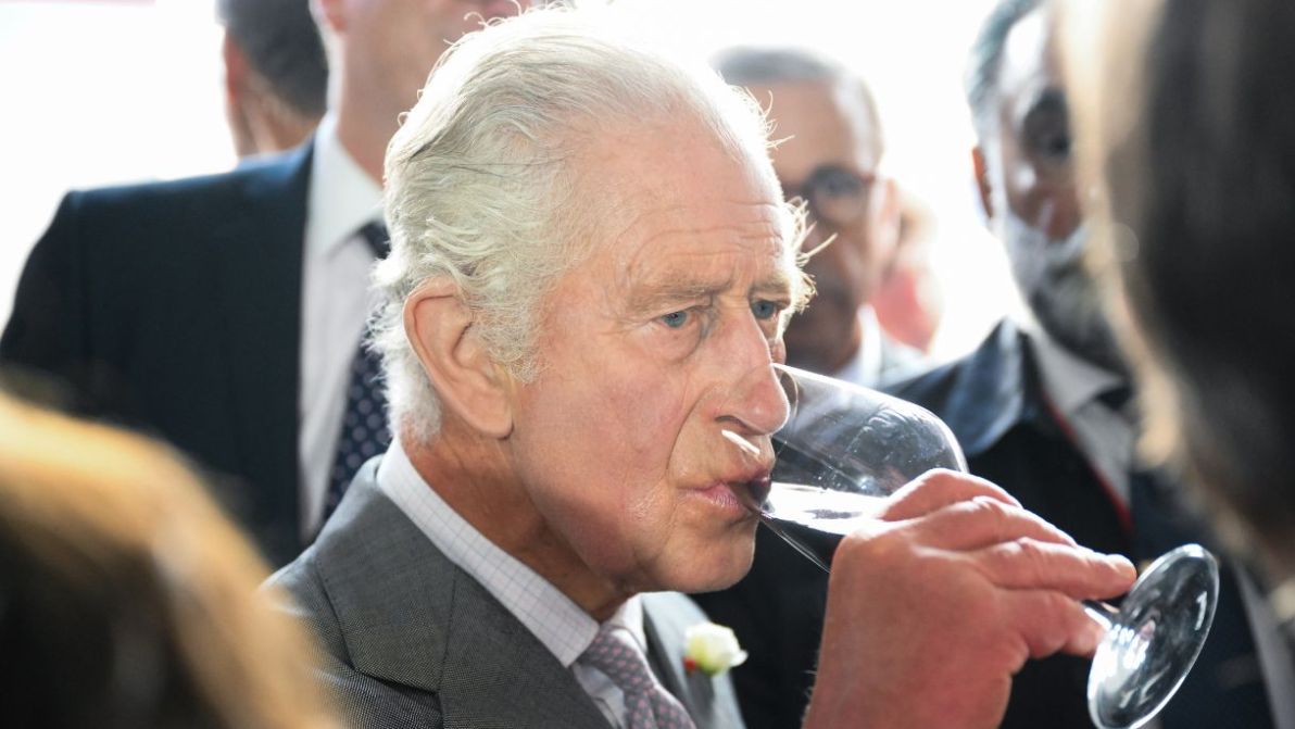 Re Carlo, il suo segreto per smaltire gli eccessi del pranzo di Natale