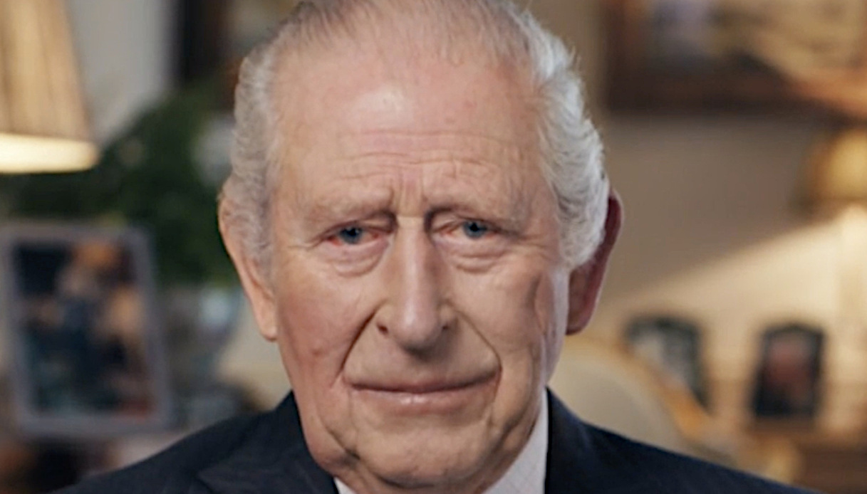 Re Carlo, chi ci sarà davvero al pranzo di Natale, tra abbandoni e mancati inviti