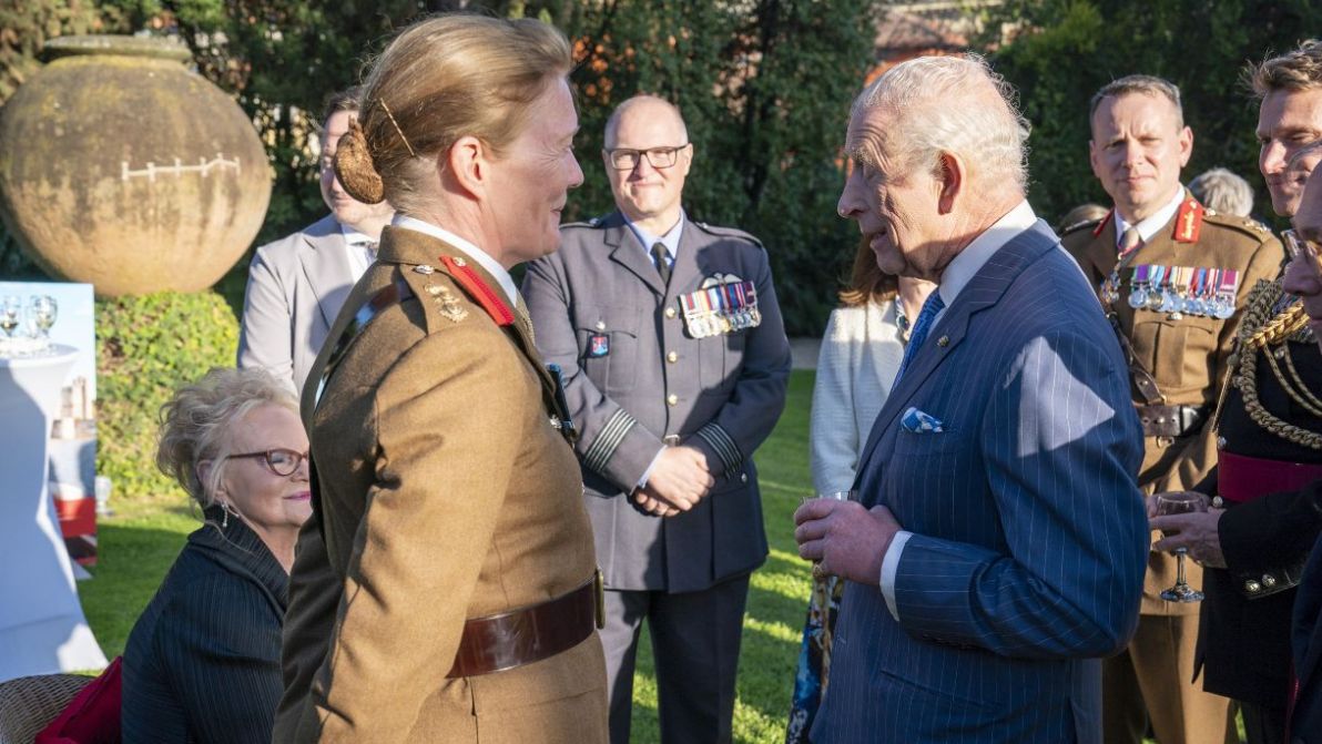 Re Carlo, il gesto a favore della parità: nomina la prima donna scudiero reale