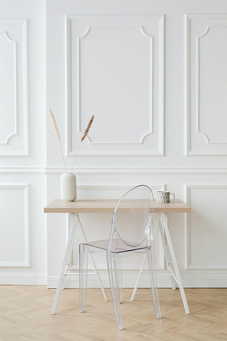 Sedia Ghost Kartell trasparente dal design iconico in un ambiente minimal