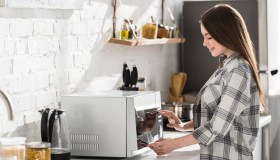 Come sgrassare salsiccia e pancetta col trucco del forno a microonde