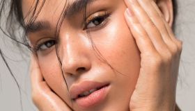 L’acido lattico è l’ingrediente mai più senza per un incarnato glow amato anche dalle pelli sensibili. 7 prodotti da mettere nel beauty case