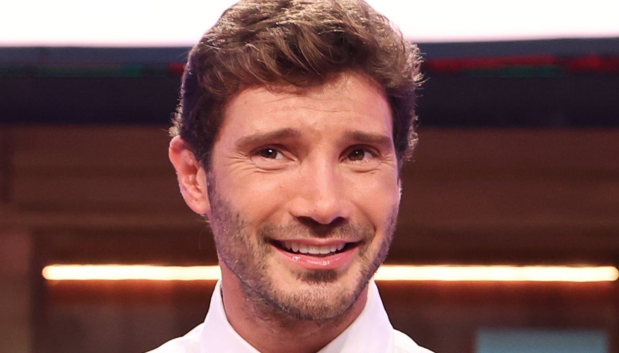 Stefano De Martino gioca la carta della prima serata: le voci su Affari Tuoi Stefano De Martino gioca la carta della prima serata: le voci su Affari Tuoi