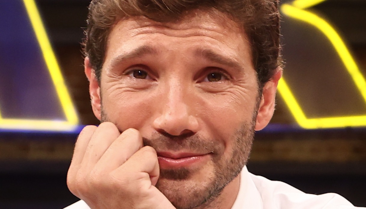 Affari Tuoi, gli sposi fidanzati cedono all’offerta del Dottore: De Martino si sbagliava