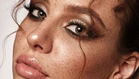 Tagli ispirati ai vampiri, make up glaciali e glow alieni. Tutte le tendenze beauty del 2026 che ci stano già conquistando