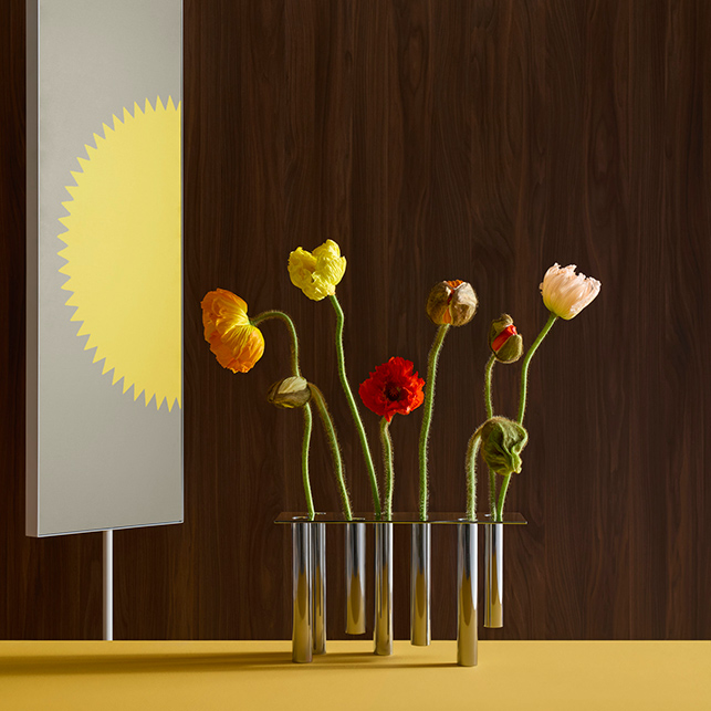 Vaso 7Tubi di Gio Ponti con composizione floreale, design in metallo per la casa