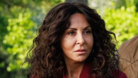 Sabrina Ferilli in A testa alta: “Io resto qui” ma poi viene arrestata. Anticipazioni del 21 gennaio