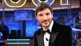 Affari Tuoi, dall’”infortunio” al bacio con Martina: che serata per Stefano De Martino