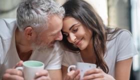 Age gap couple: perché le relazioni con differenza d’età spopolano sui social
