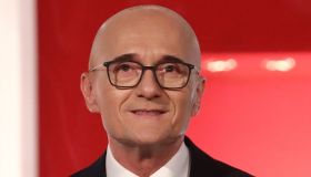 Perché Alfonso Signorini si è autosospeso da Mediaset, l’avvocata: “Situazione grave”