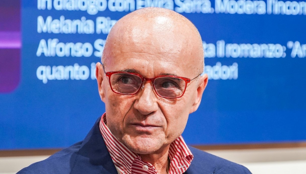 Signorini fuori dal GF Vip, “ma rimane direttore di Chi”: la decisione di Mondadori