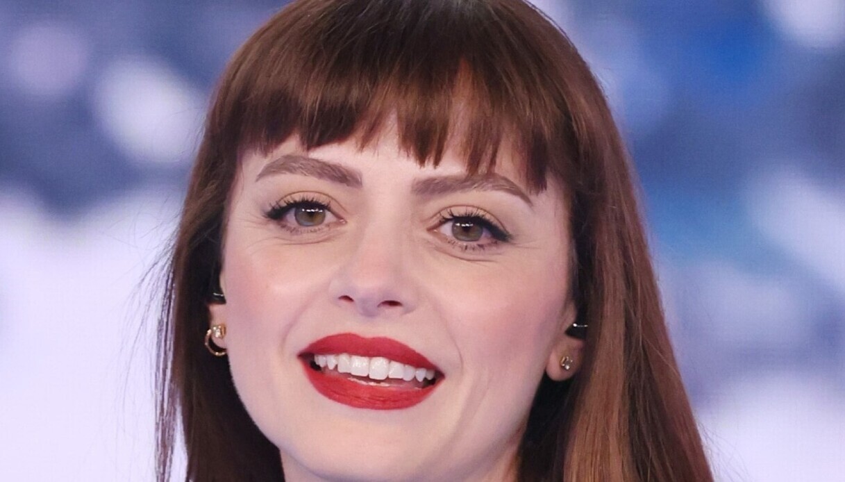 Annalisa, vasca bollente e total black in Giappone: il look casual