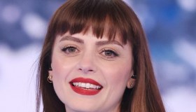 Annalisa, vasca bollente e total black in Giappone: il look casual