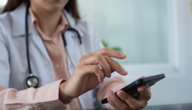 Arrivato ChatGPTHealth, l’analisi delle cartelle cliniche con l’AI. Come funziona, pro e contro