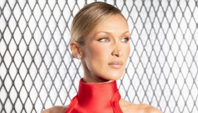 Bella Hadid, il suo bomber di pelle cioccolato è l’oggetto del desiderio dell’inverno. Anche in versione low cost