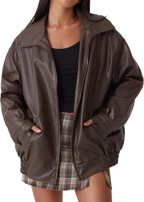 Bella Hadid, il suo bomber di pelle cioccolato &egrave; l'oggetto del desiderio dell'inverno. Anche in versione low cost