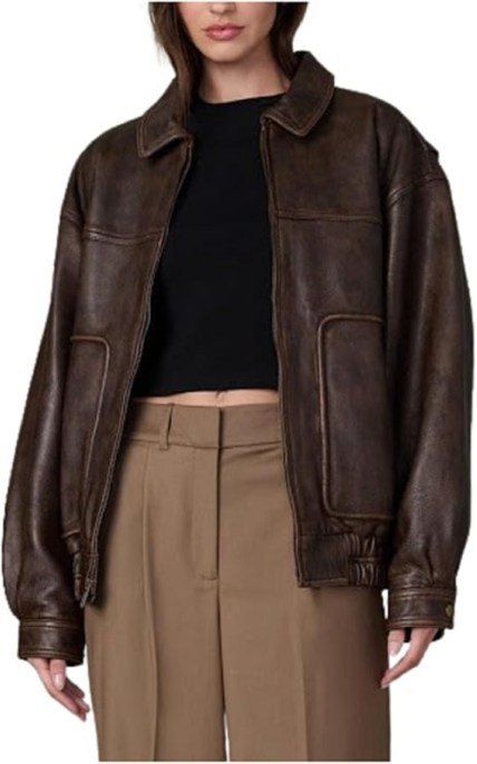 Bella Hadid, il suo bomber di pelle cioccolato &egrave; l'oggetto del desiderio dell'inverno. Anche in versione low cost