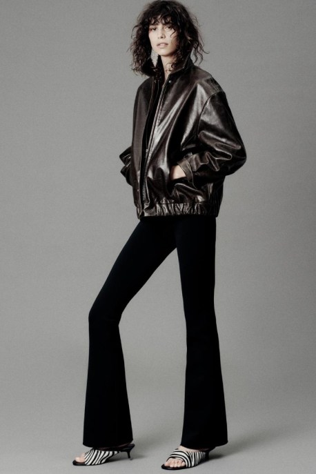 Bella Hadid, il suo bomber di pelle cioccolato &egrave; l'oggetto del desiderio dell'inverno. Anche in versione low cost