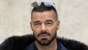 Ricky Martin conquista Milano, il cantante alla sfilata Armani con Gianni Morandi