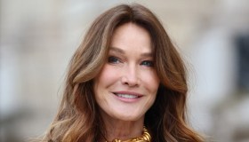 Carla Bruni conquista Parigi con un total black prezioso: il look pizzo e cristalli