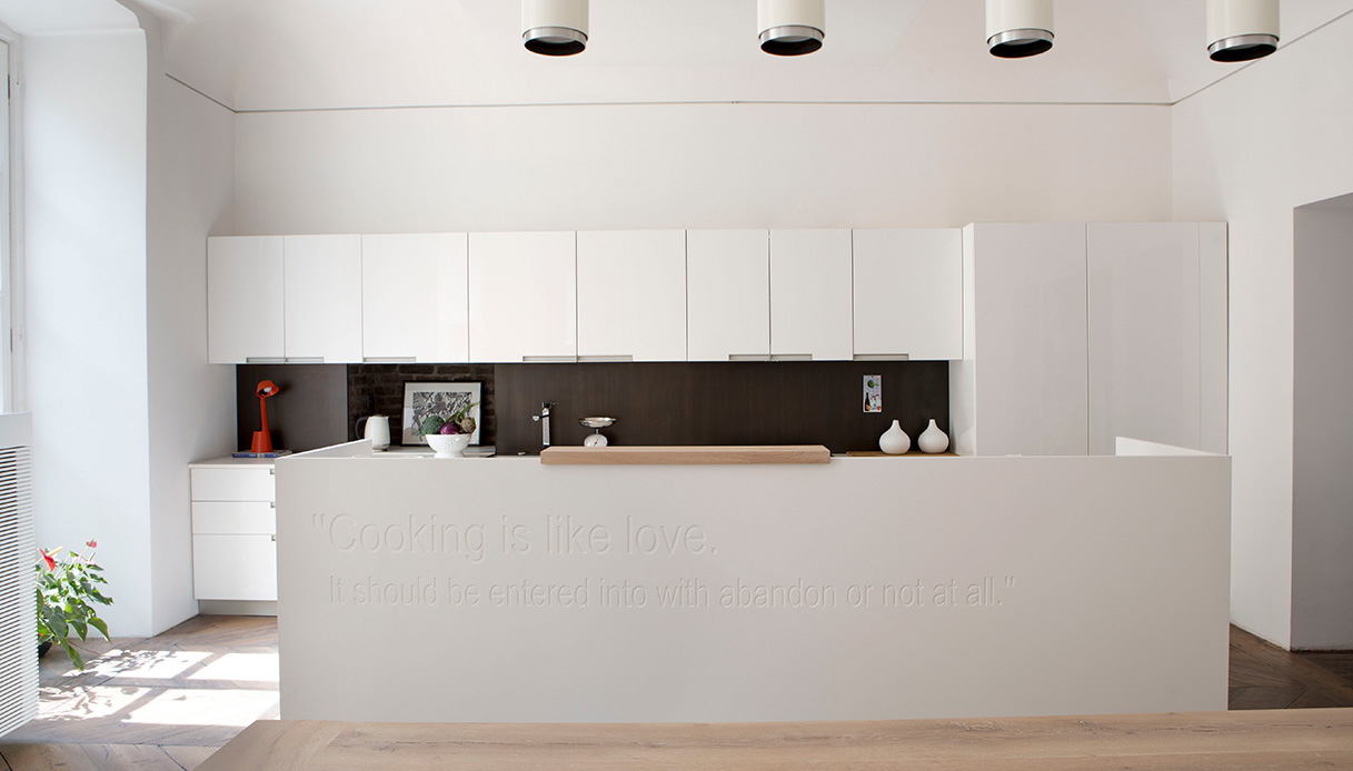 Cucina luminosa con isola bianca e arredi minimal a Torino