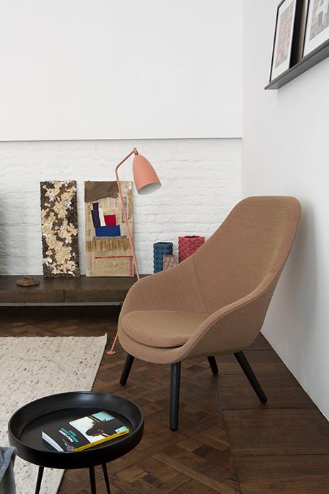 Angolo lettura con poltrona di design e luce soffusa