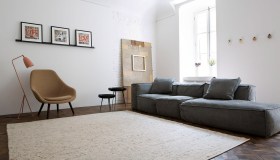 Una casa luminosa nel cuore di Torino, tra legno naturale e spazi su misura