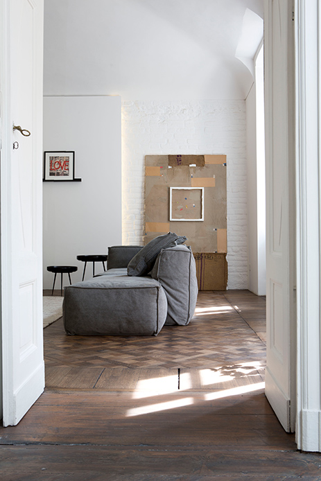 Scorcio del soggiorno con arredi contemporanei e luce naturale