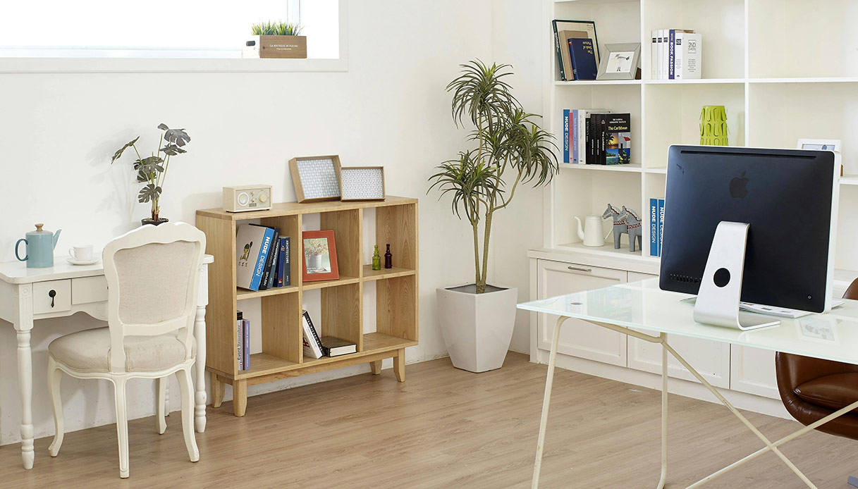 Ambiente domestico luminoso e ordinato con pochi arredi essenziali