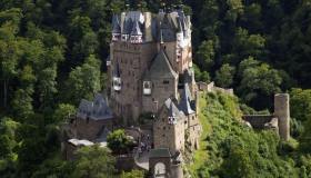Castello di Eltz, uno dei più belli al mondo: a picco sul promontorio con una storia affascinante