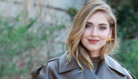 Chiara Ferragni, minigonna e trasparenze per il ritorno all’Alta Moda