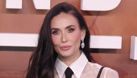 Demi Moore, il look caldo ma sensuale con gonna in pelle e collant di pizzo