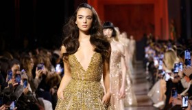 Deva Cassel vestita d’oro, conquista la passerella: il ritorno alla Paris Haute Couture Week