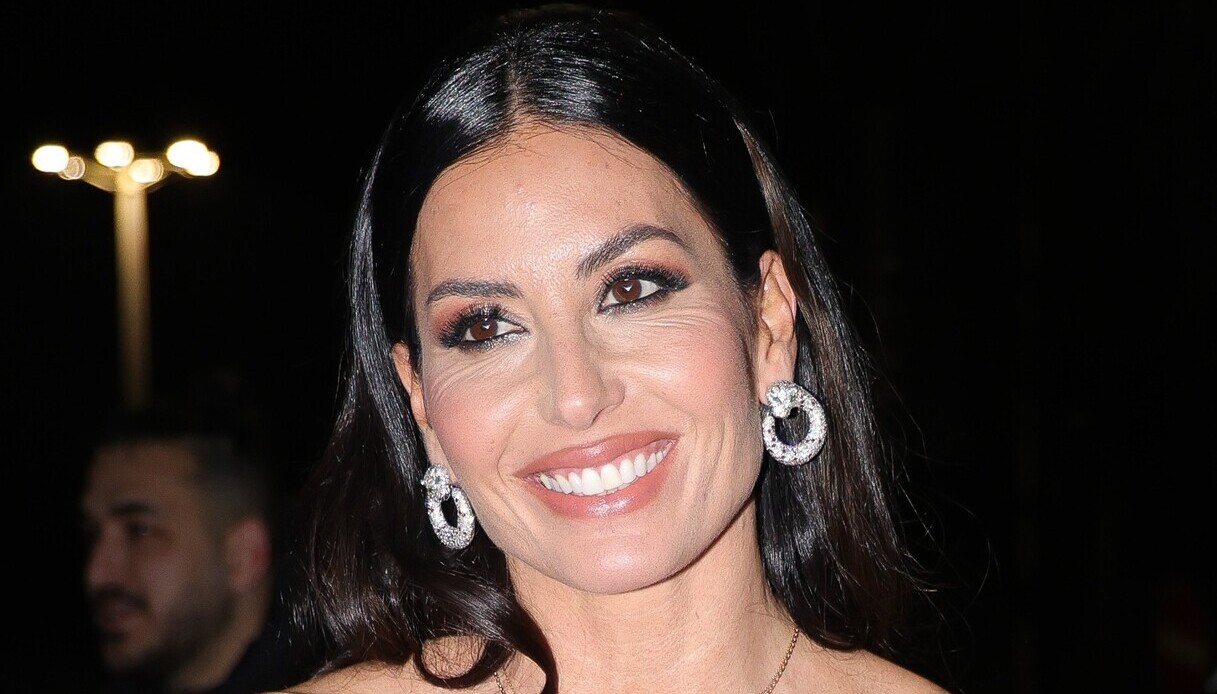 Elisabetta Gregoraci, suede, bordeaux e tocco mannish: il look tutto da copiare