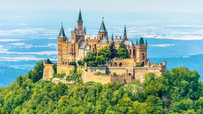 Il magico castello di Hohenzollern in stile neogotico: tra storia e leggenda