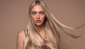 Glass hair, fai scintillare i tuoi capelli questo inverno in 5 minuti con la laminazione fai-da-te all’acido glicolico
