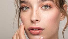 Labbra XXXL effetto filler, ma senza bisturi. Ecco il lip plumper su cui scommettere, ora in sconto