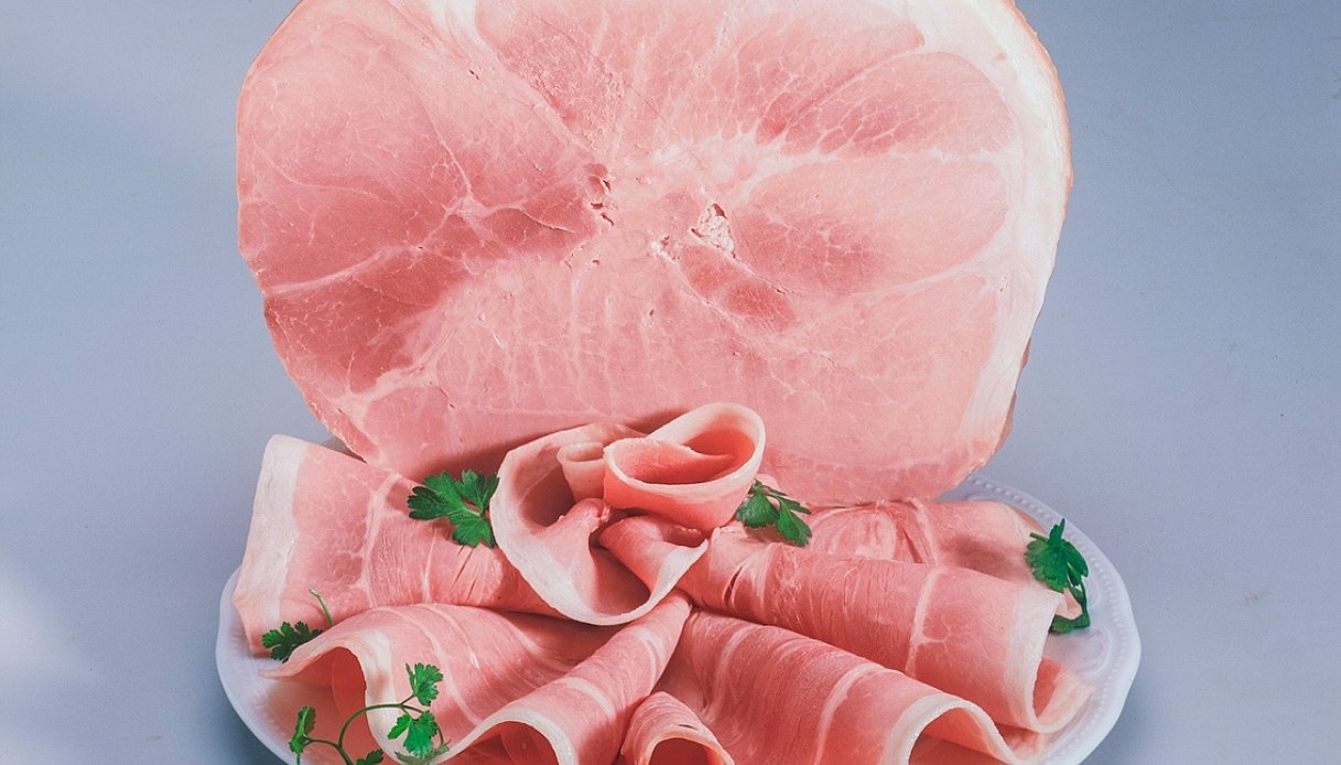 “Prosciutto cotto cancerogeno di tipo 1”, cosa significa e come sostituirlo nella dieta quotidiana