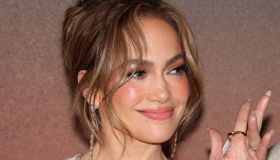 JLo ha sfoggiato l’unico pigiama che vorrai indossare quest’inverno (e lo trovi anche in versione low cost)