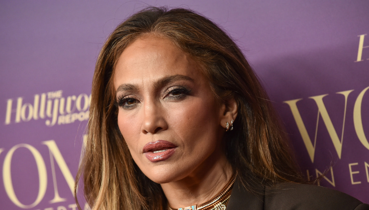 jennifer lopez il perfetto look antifreddo con basco e pantaloni sartoriali abbinati da Dilei.it jennifer lopez il perfetto look antifreddo con basco e pantaloni sartoriali abbinati