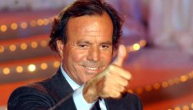 Julio Iglesias, denuncia archiviata. Ma il cantante sbotta: “Reputazione rovinata”