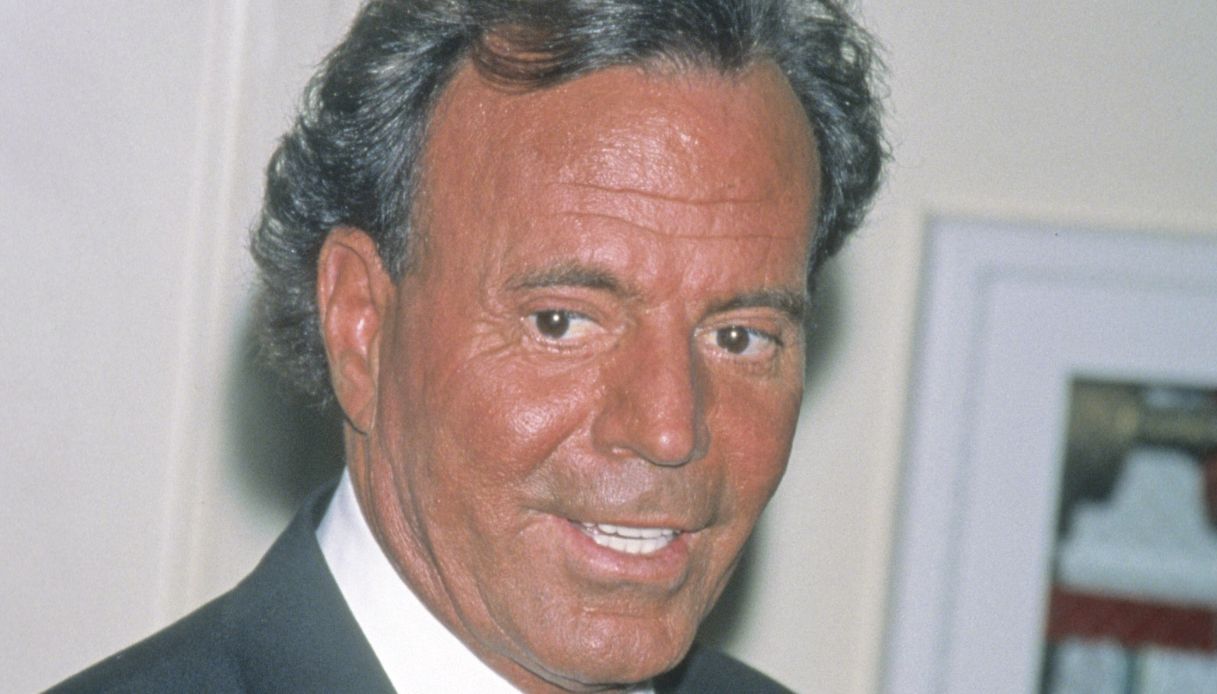Julio Iglesias accusato di violenza sessuale da due dipendenti