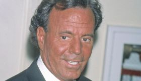 Julio Iglesias accusato di violenza sessuale da due dipendenti