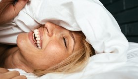 Addio pelle stanca. La crema-booster alla melatonina che agisce quando dormi e ti regala un viso riposato in 8 ore