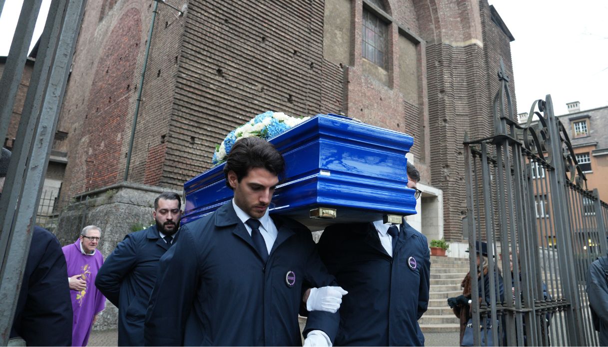 L'arrivo della bara ai funerali di Memo Remigi