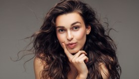 La tendenza dei capelli glossy domina anche il 2026. E ti basta il phon luce e volume per lo styling dei sogni da sera a mattina