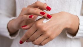 Mani come seta. 13 creme anti-age che cancellano anni in una settimana