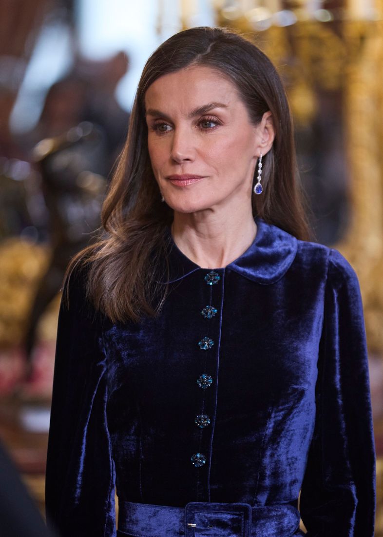 Letizia di Spagna con l'abito blu di velluto