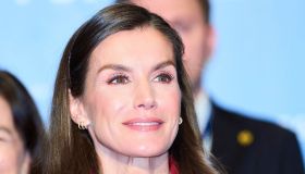 Letizia di Spagna indossa la giacca di pelle rossa malgrado il lutto