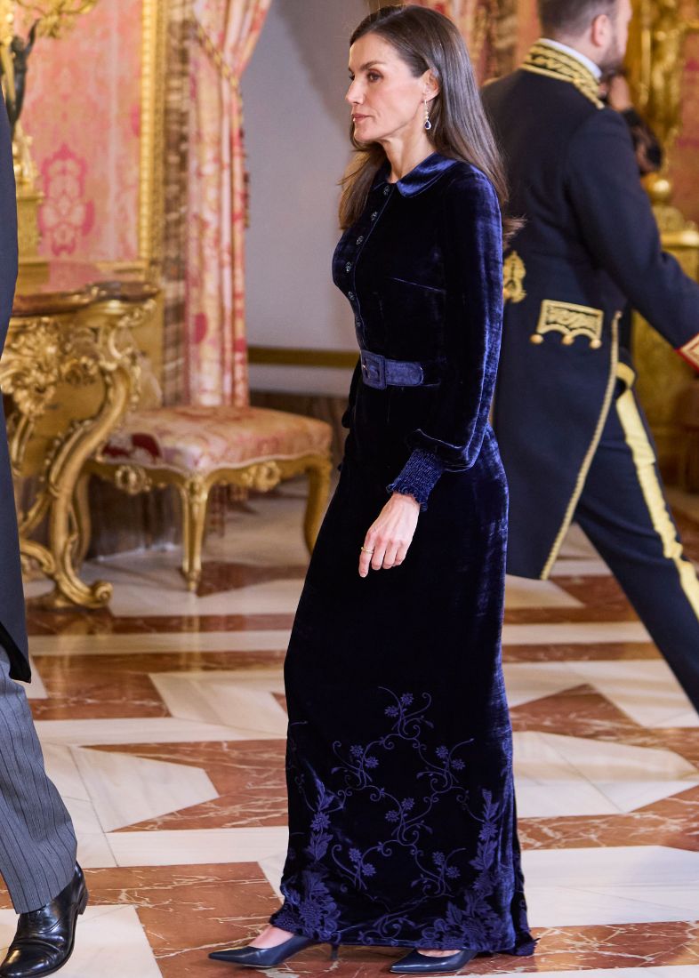 Letizia di Spagna in blu di velluto